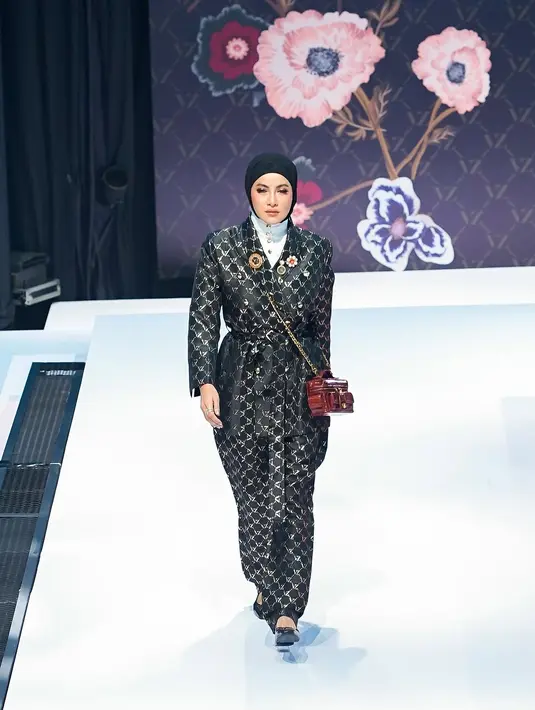 <p>Sebagai salah satu muse di fashion show Vivi Zubedi, Olla Ramlan berhasil mencuri perhatian dengan penampilannya yang elegan dan berkelas. [@vivizubedi].</p>