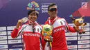 Atlet BMX Indonesia, I Gusti Bagus Saputra (kanan) dan Wiji Lesatri (kiri) foto bersama usai meraih medali perak dan perunggu di Pulo Mas International BMX Center, Sabtu (25/8). (Liputan6.com/Fery Pradolo)