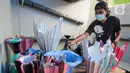Seorang anak muda menyelesaikan pembuatan pot tanaman berbahan dasar kain bekas di  Cibodas, Kota Tangerang, Minggu (3/10/2021). Para pemuda ini memanfaatkan PPKM untuk membuat Pot tanaman daur ulang yang dipasarkan mulai harga Rp. 30 ribu hingga Rp. 80 ribu. (Liputan6.com/Angga Yuniar)