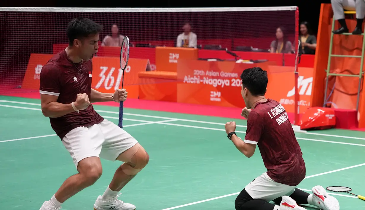 Ganda putra Indonesia Leo R. Carnando (kanan) dan Daniel Marthin merayakan kemenangan setelah mengalahkan ganda China Liu Yi dan He Ji Ting dalam final bulu tangkis beregu putra pada Asian Games di Ichinomiya City, Jepang, Kamis (24/9/2026). (AP Photo/Aaron Favila)
