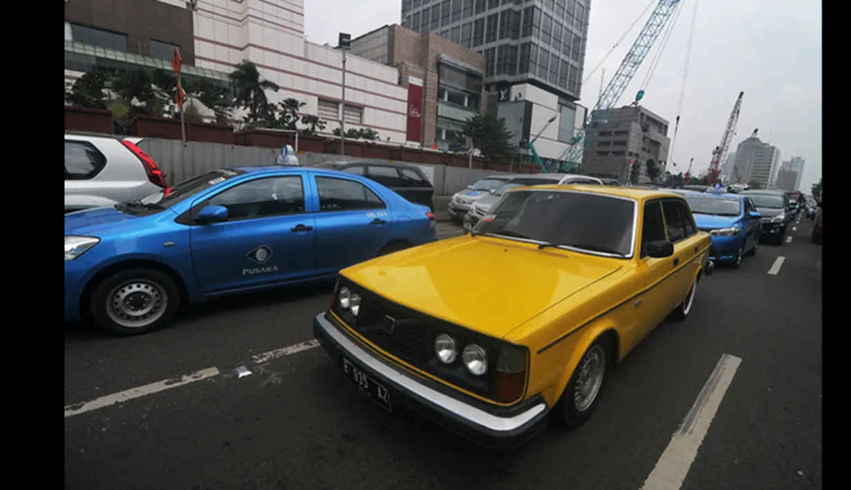 Mobil Volvo Classic 1975 melintas di sekitar Bundaran HI, Jakarta, (21/1/2015). Setelah larangan sepeda motor, Pemprov DKI akan menerapkan kebijakan pembatasan usia kendaraan beroda empat yang melintas di jalan protokol. (Antara Foto/Zabur Karuru)