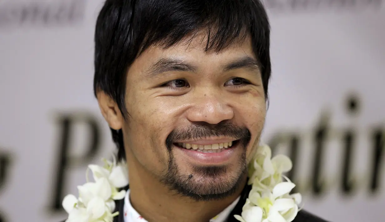 Senyum Petinju asal Filipina, Manny Pacquiao saat tiba di Bandara Internasional Ninoy Aquino, Manila (14/4). (REUTERS/Romeo Ranoco)