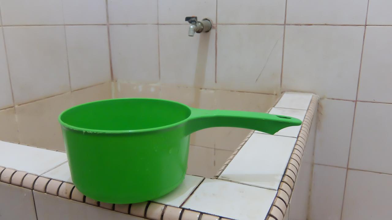 Cara Membersihkan Gayung yang Penuh Kerak dan Jamur yang Cepat dan Praktis dengan Cuka dan Baking Soda