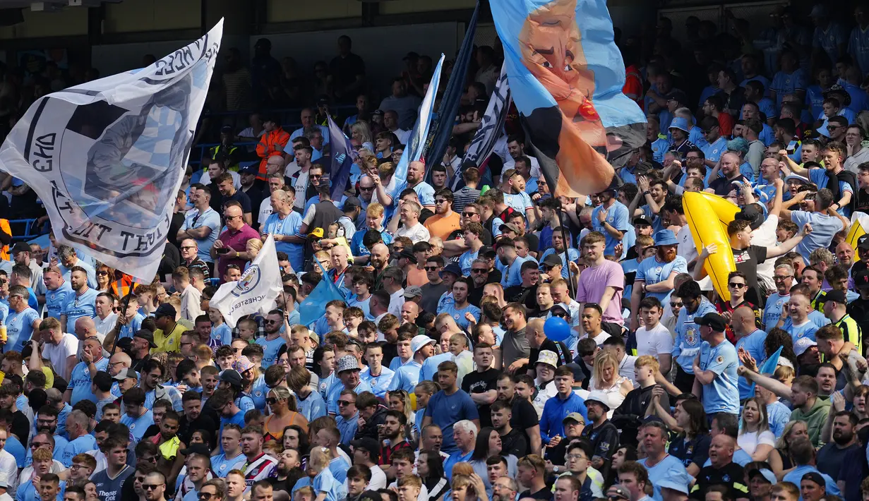 Para suporter memadati tribun menjelang dimulainya laga antara Manchester City menghadapi Chelsea pada laga pekan ke-37 Liga Inggris 2022/2023 di Etihad Stadium, Manchester (21/5/2023). (AP Photo/Jon Super)