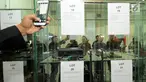 Sejumlah awak media mengabadikan deretan handphone (HP) berbagai jenis di intalasi yang akan dilelang di gedung KPK, Jakarta, Jumat (20/7). Handphone tersebut hasil sitaan KPK terhadap para koruptor yang ketangkap KPK. (Merdeka.com/Dwi Narwoko)
