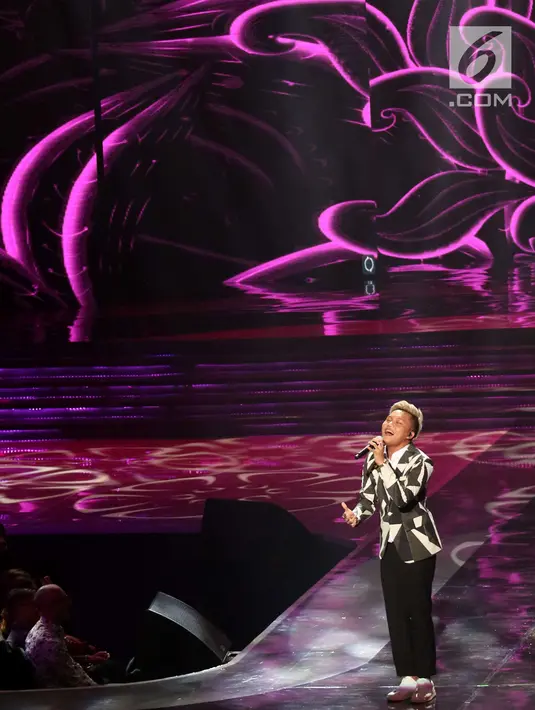 Penyanyi Rizky Febian saat tampil pada malam final Miss Grand Indonesia 2018 di JCC Jakarta, Sabtu (21/7). Rizky Febian juga membawakan lagu Penantian Berharga pada malam final. (Liputan6.com/Angga Yuniar)