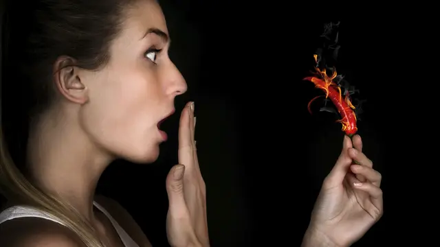 Usai Makan Pedas, Mengapa Dubur Terasa Terbakar Saat BAB?