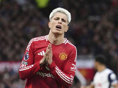 Manchester United (MU) menelan pil pahit kala menjamu Tottenham Hotspur dalam laga pekan keenam Premier League 2024/2025 di Old Trafford, Minggu (29/9/2024). Tampil di depan pendukungnya sendiri, Setan Merah tumbang tiga gol tanpa balas. (Martin Rickett/PA via AP)