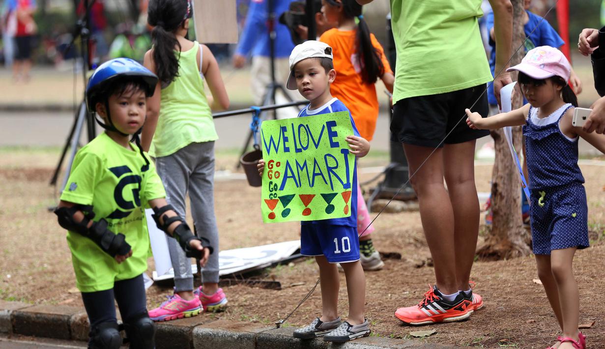 Seorang peserta mendapat dukungan dari keluarga  dalam kejuaraan Invitasi Sepatu Roda DKI Jakarta di Senayan, Jakarta, Minggu (8/11/2015). Kejuaraan ini diikuti sekitar 39 klub seluruh Indonesia. (Bola.com/Nicklas Hanoatubun).