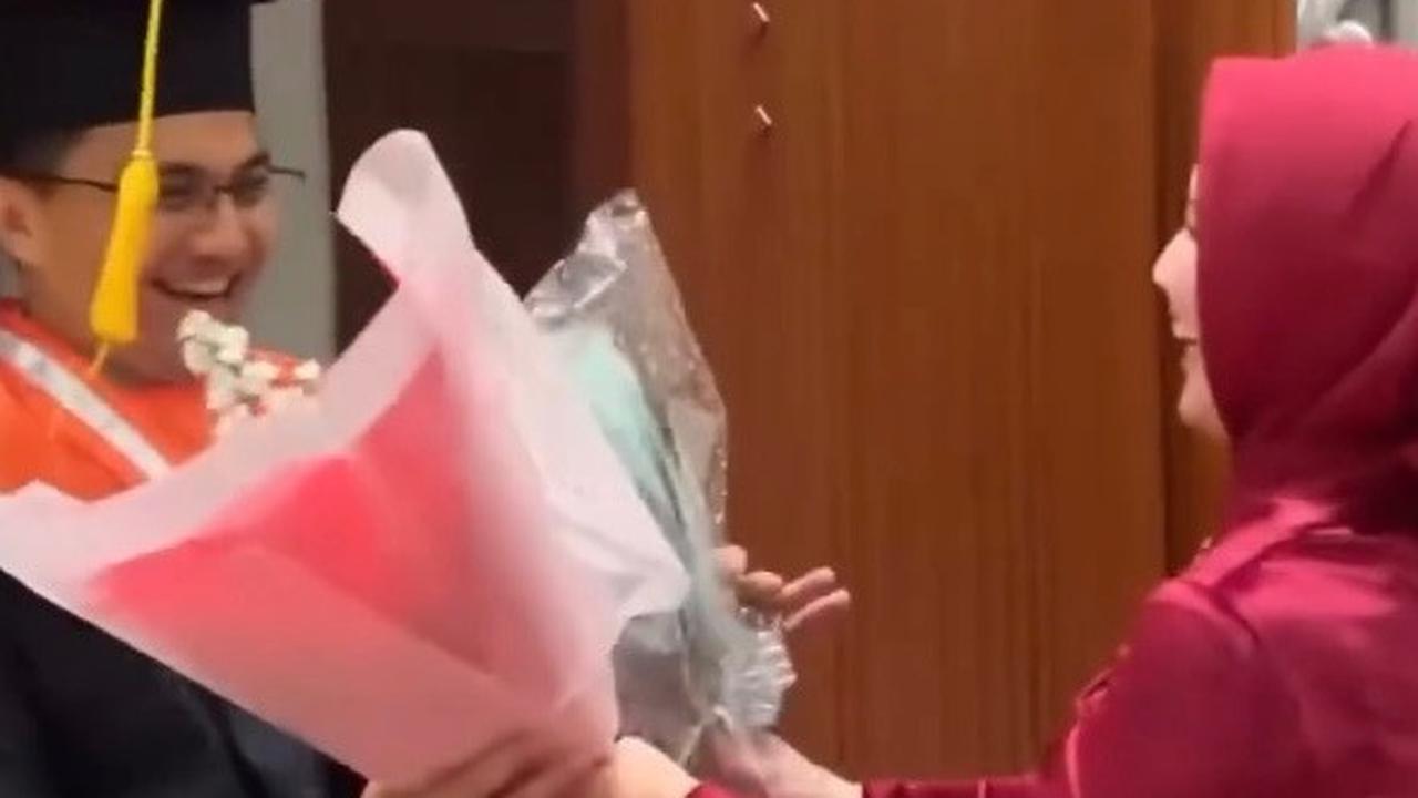 Dine Mutiara juga menyiapkan buket bunga untuk sang suami. Tampak Sahrul Gunawan begitu bahagia saat menerima bunga tersebut.&nbsp;