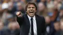 Pelatih Chelsea, Antonio Conte, memberikan arahan kepada anak asuhnya saat melawan Hull. Namun meski terus menyerang, The Blues gagal membobol gawang Hull hingga babak pertama usai. (Reuters/Carl Recine)