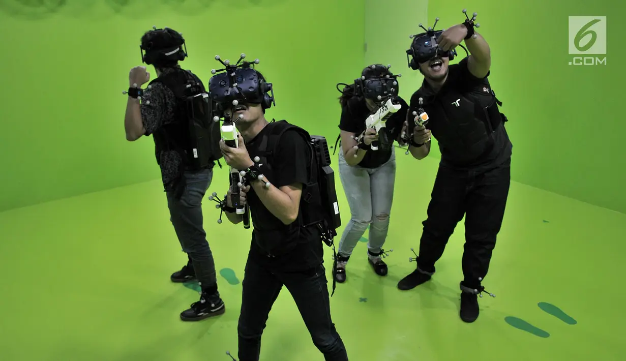 Pengunjung saat bermain Sandbox VR Experience di Lotte Shopping Avenue, Jakarta, Rabu (6/3).   Permainan ini untuk menghadirkan pengalaman bermain di dunia digital menggunakan teknologi canggih VR. (merdeka.com/Iqbal S. Nugroho)