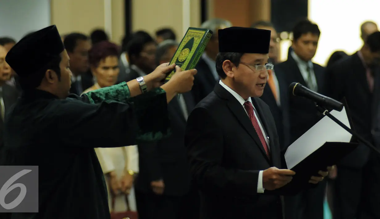 Mirza Adityaswara (kanan) saat mengucapkan sumpah jabatan sebagai Anggota Dewan Komisioner Otoritas Jasa Keuangan (OJK) di Sekretariat Mahkamah Agung, Jakarta, Kamis (20/8/2015). (Liputan6.com/Helmi Fithriansyah)