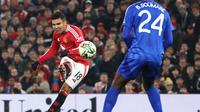 Gelandang Brasil Manchester United #18 Casemiro melepaskan tembakan untuk mencetak gol pembuka pertandingan sepak bola babak 16 besar Piala Liga Inggris antara Manchester United dan Leicester City di Old Trafford di Manchester, Inggris barat laut, pada 30 Oktober 2024.Darren Staples / AFP