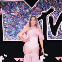 Nicki Minaj tampil dalam balutan bridal gown dengan bustier dan bawahan see-through. Ia juga memadukan dengan veil dan riasan bernuansa senada. Gaun karya Dolce & Gabbana tersebut jadi sorotan karena banyak yang menilau gaun tersebut tidak cocok digunakannya. [Foto: Instagram/ Nicki Minaj]