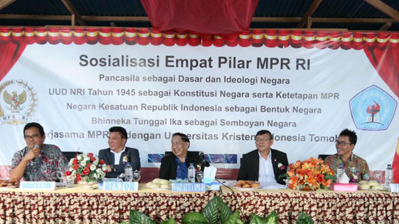 E.E. Mangindaan Sosialisasi Empat Pilar MPR di UKI Tomohon