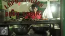 Pekerja menyiapkan menu hidangan di Lapo Siagian Boru Tobing di kawasan kuliner khas daerah, Senayan, Jakarta, Rabu (18/1). Menurut penjual di tempat tersebut, kontrak sewa mereka berakhir per 15 Desember 2016. (Liputan6.com/Yoppy Renato)