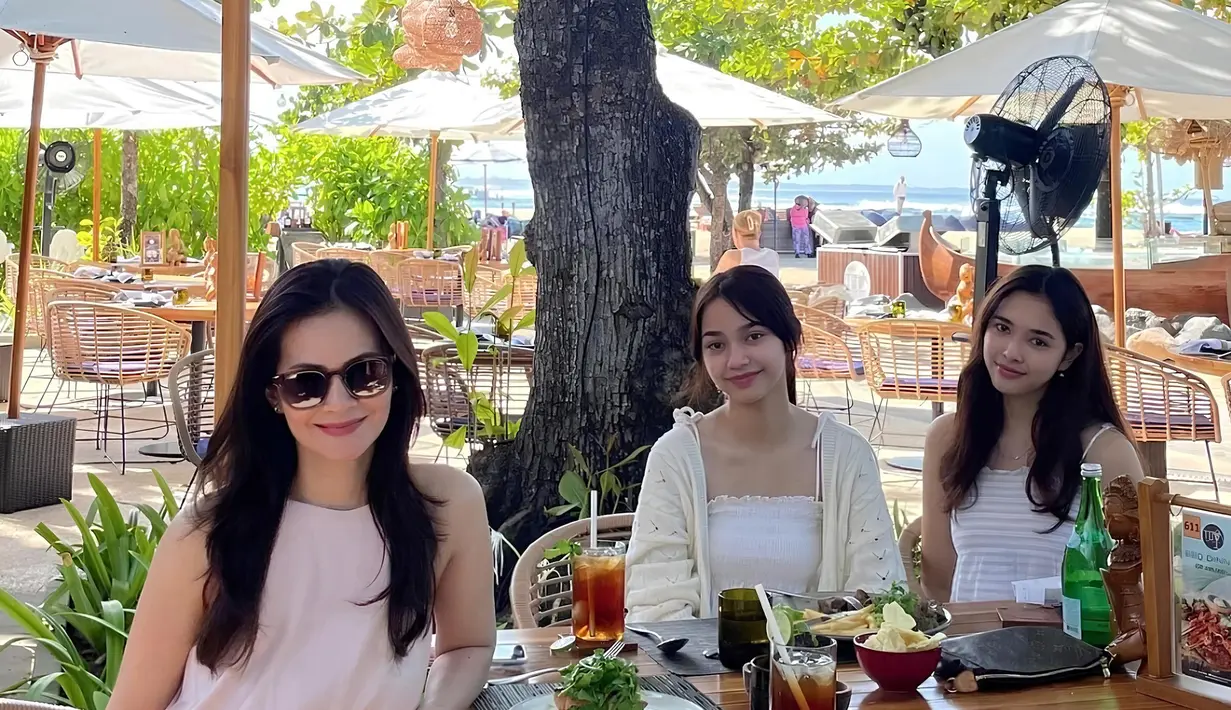 Sidney Azkassyah adalah anak Cut Tari dan mantan suaminya, Johannes Yusuf Subrata, sedangkan Channella Leslie adalah putri Richard Kevin. Meski saudara sambung, keduanya sangat akrab. Terlihat lewat momen liburan mereka di Resort mewah di Nusa Dua, Bali. (Liputan6.com/IG/@cuttaryofficial)