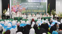 Suasana doa bersama dan santunan anak yatim yang diselenggarakan Muslimat NU di kompleks SUGBK, Jakarta, Sabtu (26/1). Acara ini sebagai rangkaian peringatan Harlah ke-73 Muslimat NU. (Liputan6.com/Herman Zakharia) (Liputan6.com/Herman Zakharia)
