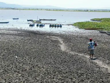 Nelayan bersiap mencari ikan kala kekeringan melanda Danau Limboto, Gorontalo, Sabtu (22/9). Kemarau yang melanda Gorontalo dalam dua bulan terakhir berdampak pada keringnya Danau Limboto. (Liputan6.com/Arfandi Ibrahim)
