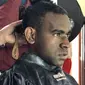 Calon Paskibraka Nasional 2019 dari Papua, Carolus Keagop Kateyau saat potong rambut sesuai ketentuan Paskibraka Nasional. (Foto: Liputan6.com/Ratu Annisaa Suryasumirat).
