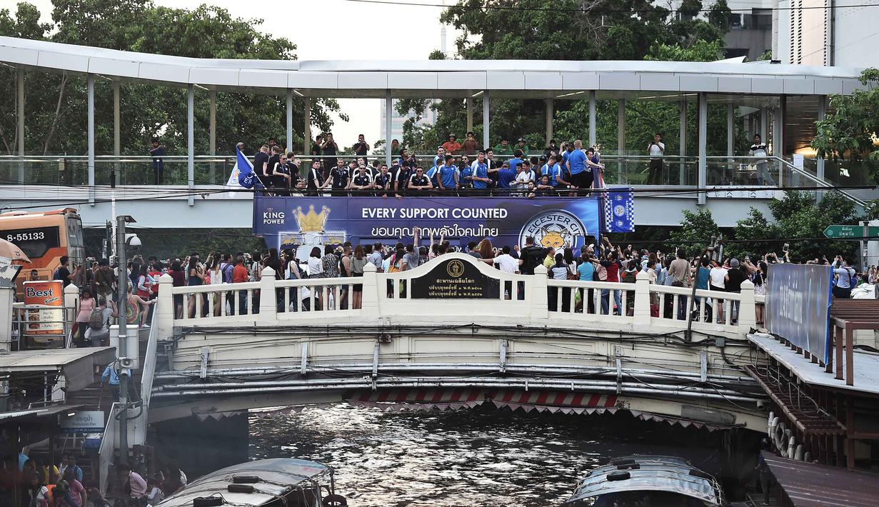 Parade Leicester City bersama trofi juara Liga Inggris melewati kanal di Bangkok, (19/5/2016). (AFP/Lillian Suwanrumpha)