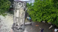 Mobil jatuh dari parkiran (Liputan6.com/ Oscar Ferri)