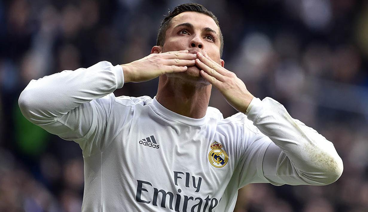 Malam tadi Cristiano Ronaldo berhasil mencetak empat gol yang melengkapi perolehan gonya menjadi 252 dari 228 laga di La Liga bersama Real Madrid. (AFP/Gerard Julien)
