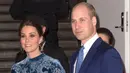 Pangeran William didampingi Kate Middleton menghadiri sebuah acara kerajaan di sela kunjungannya di Stockholm, Swedia, 31 Januari 2018. Serasi dengan Pangeran William, Kate memilih gaun biru rancangan desainer Inggris Erdem Moralioglu. (AP Photo)
