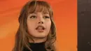 Tatanan rambutnya juga tak kalah menarik perhatian. Lisa memilih gaya half updo dengan poni depan tipis (see-through bangs) yang memberi sentuhan youthful dan playful tanpa menghilangkan aura classy-nya.   [@no.1lloud].