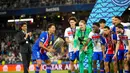 Marquinhos dari PSG mengangkat trofi saat perayaan usai pertandingan sepak bola Piala Super UEFA antara Paris Saint-Germain dan Aston Villa di Salzburg, Austria, Rabu, 12 Agustus 2026. (Foto AP/Darko Bandic)
