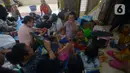 Pengungsi korban kebakaran rumah di Jalan Bangka Buntu I, Kelurahan Bangka, Mampang rapatan, Jakarta Selatan, Selasa (27/12/2022). Kebakaran dilaporkan terjadi pukul 20.05 WIB, Senin (26/12/2022). (merdeka.com/Imam Buhori)