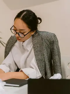 Melompat-lompat antara berbagai tugas secara perlahan akan menguras perhatian kita, membuat kita merasa kewalahan, tidak puas, dan kurang produktif. Hal ini juga berkontribusi pada budaya kesibukan, di mana kita tampak bekerja keras sepanjang hari, namun hasil yang nyata justru sangat sedikit. (Sumber: Pexels).