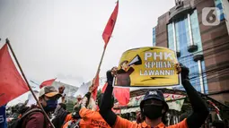Pekerja alih daya (outsourcing) maskapai penerbangan Lion Air saat menggelar unjuk rasa di Gedung Lion Tower, Jakarta, Senin (13/7/2020). Aksi yang diikuti ratusan orang ini menuntut hak yang disebut belum dibayarkan oleh manajemen perusahaan. (Liputan6.com/Faizal Fanani)