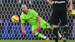 Meski telah menginjak 39 tahun, Pepe Reina masih dipercaya sebagai kiper utama Lazio. Ia tetap mampu bersaing di level tertinggi dan memiliki peran vital di bawah mistar gawang Tim Elang Ibu Kota. Secara keseluruhan, Reina telah mencatatkan 54 penampilan dengan membuat 12 clean sheets bersama tim sekota AS Roma itu. (AFP/Vincenzo Pinto)