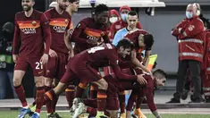 Bek AS Roma, Gianluca Mancini (Kanan Bawah) berselebrasi dengan rekannya usai mencetak gol ke gawang Shakhtar Donetsk pada pertandingan leg pertama babak 16 besar Liga Europa di stadion Olimpiade, Italia, Jumat (12/3/2021). AS Roma menang telak atas Shakhtar Donetsk 3-0. (AFP/Filippo Monteforte)