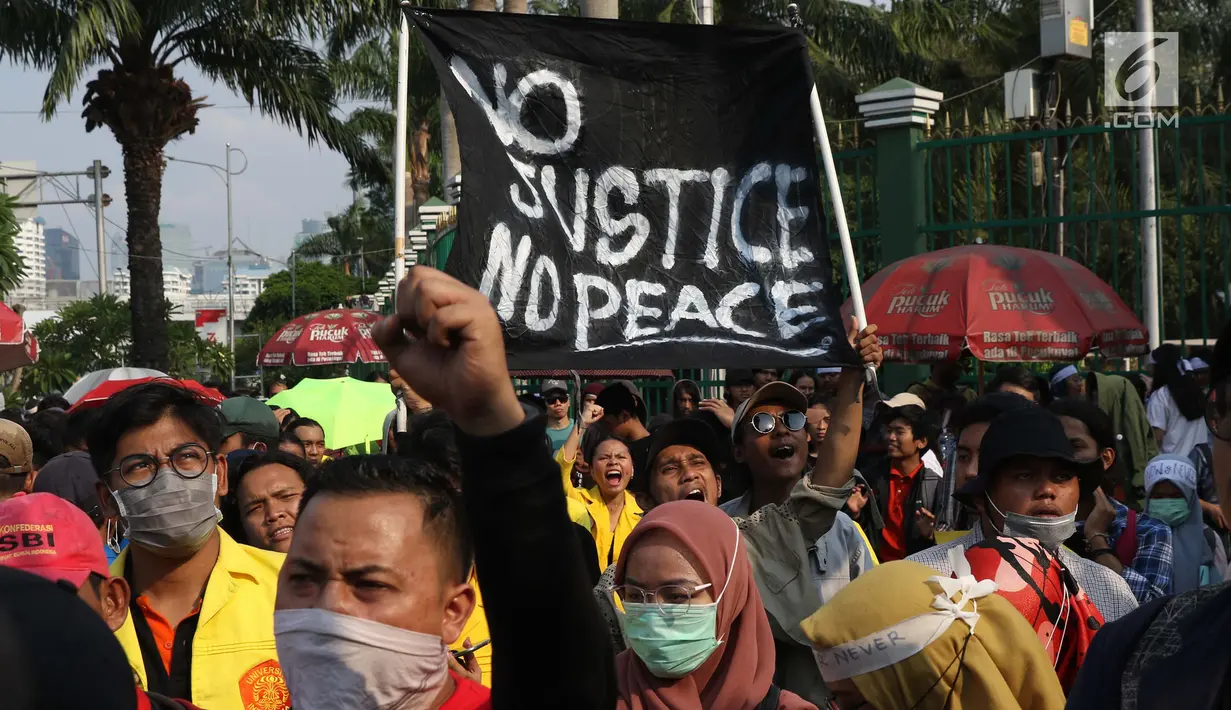 Sejumlah mahasiswa dari berbagai perguruan tinggi di Jakarta melakukan aksi unjuk rasa di depan Kompleks Parlemen RI, Senin (16/9/2019). Dalam aksinya, mereka menolak berbagai RUU yang sedang adan akan dibahas oleh para anggota dewan. (Liputan6.com/Helmi Fithriansyah)