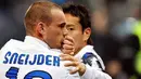 Selebrasi gelandang Inter Milan Wesley Sneijder (kiri) seusai mencetak gol ke gawang Sampdoria dalam lanjutan Serie A yang berlangsung di Luigi Ferraris Stadium, 27 Februari 2011. Inter unggul 2-0. AFP PHOTO / ANDREAS SOLARO 