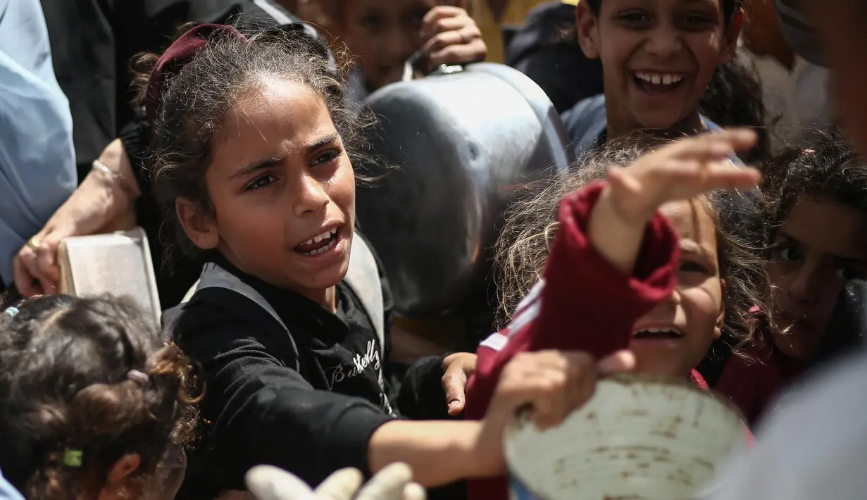 Keresahan terlihat di wajah anak-anak pengungsi Palestina. (Eyad BABA/AFP)