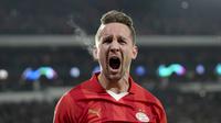 Pemain PSV, Luuk de Jong melakukan selebrasi setelah mencetak gol penyeimbang 1-1 ke gawang Borussia Dortmund pada laga leg pertama 16 besar Liga Champions 2023/2024 di The Philips Stadium, Eindhoven, Belanda, Rabu (21/02/2024) dini hari WIB. (AP Photo/Peter Dejong)