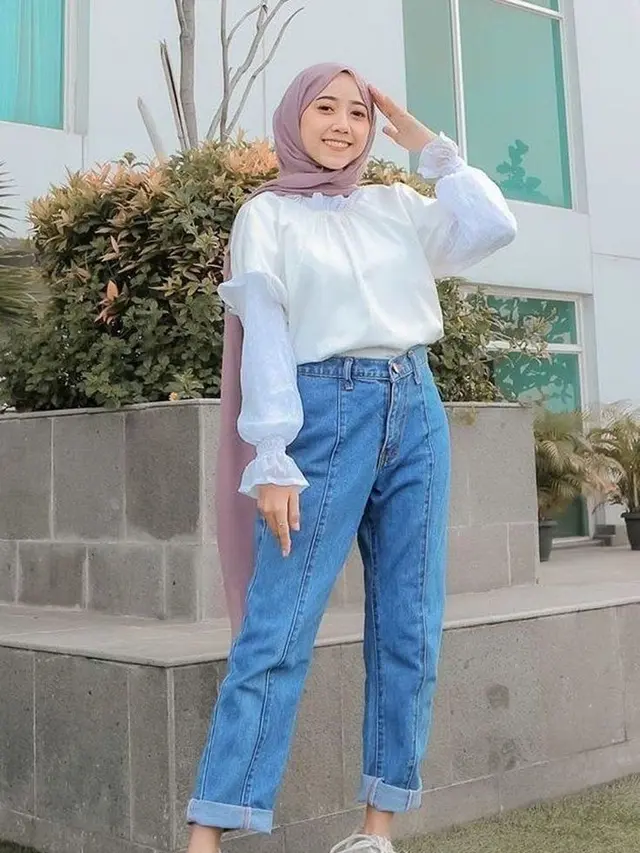 Kemeje putih kombinasi celana denim