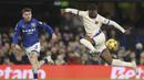 Pemain Chelsea, Noni Madueke (kanan) mengontrol bola untuk melewati pemain Ipswich Town, Leif Davis pada laga lanjutan Liga Inggris 2024/2025 yang berlangsung di Portman Road, Ipswich, Inggris, Selasa (31/12/2024) dini hari WIB. (AP Photo/Richard Pelham)