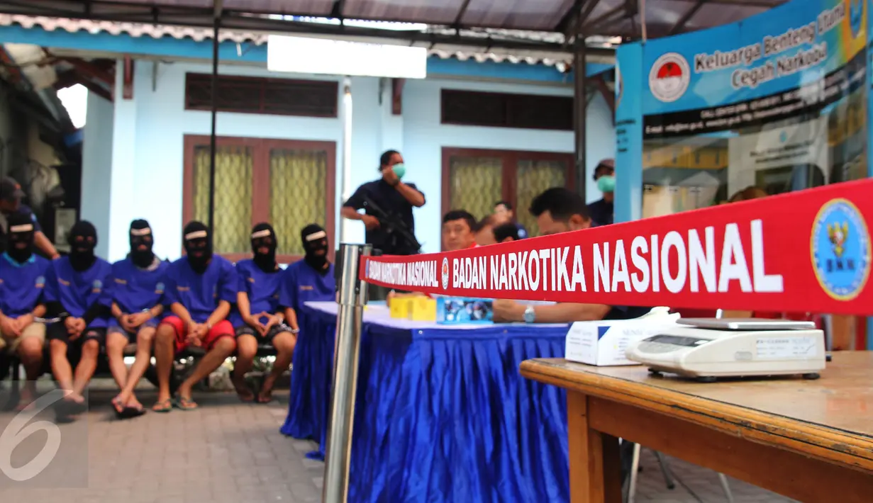 BNN memusnahkan 18 kg sabu dan 622 butir ekstasi, di kantor BNN, Jakarta, Rabu (17/6).  Barang tersebut hasil penangkapan yang dilakukan dalam dua bulan terakhir. (Liputan6.com/Johan Tallo)