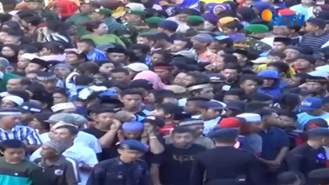 Puluhan warga yang antre untuk silaturahmi dengan Wakil Presiden Jusuf Kalla pingsan akibat berdesakan.