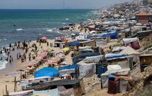 FOTO: Usai Dipaksa Evakuasi Massal Oleh Israel, Pengungsi Palestina Berlindung di Pantai Gaza, Ancaman Tersapu Ombak Menghantui