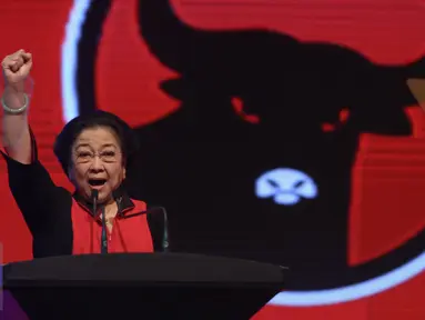 Ketua Umum PDIP Megawati Soekarnoputri saat berpidato dalam penutupan Rakernas I PDIP di Jakarta, Selasa (12/1/2016). PDIP akan mengawal kebijakan politik Pemerintah secara nasional agar tetap berpijak dalam nilai-nilai. (Liputan6.com/Faizal Fanani)