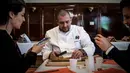 Dewan juri melakukan penilaian kepada baguettes yang dilombakan di acara Grand Prierie Baguette Paris di Paris, Prancis, Senin (17/4). Baguettes adalah roti khas Prancis yang memiliki bentuk yang unik dan khas. (AFP PHOTO / PHILIPPE LOPEZ)