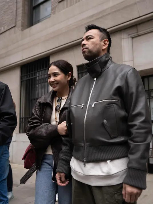 Raffi Ahmad pilih kenakan oversized t-shirt putih dengan celana kargo hijau olive. Jaket kulit hitam bikin tampilan bapak tiga anak ini terlihat gagah [@raffinagita1717]