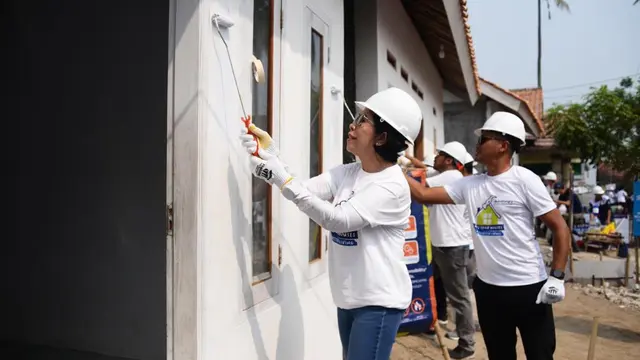 Komisaris Utama MedcoEnergi Yani Panigoro dan Komisaris Raimi Panigoro bersama-sama pekerja melakukan pengecatan rumah warga kurang mampu di Kampung Bubulak, Mauk, Tangerang, dslam program bedah rumah Sabtu (12/8/2023). (Dok Medco)