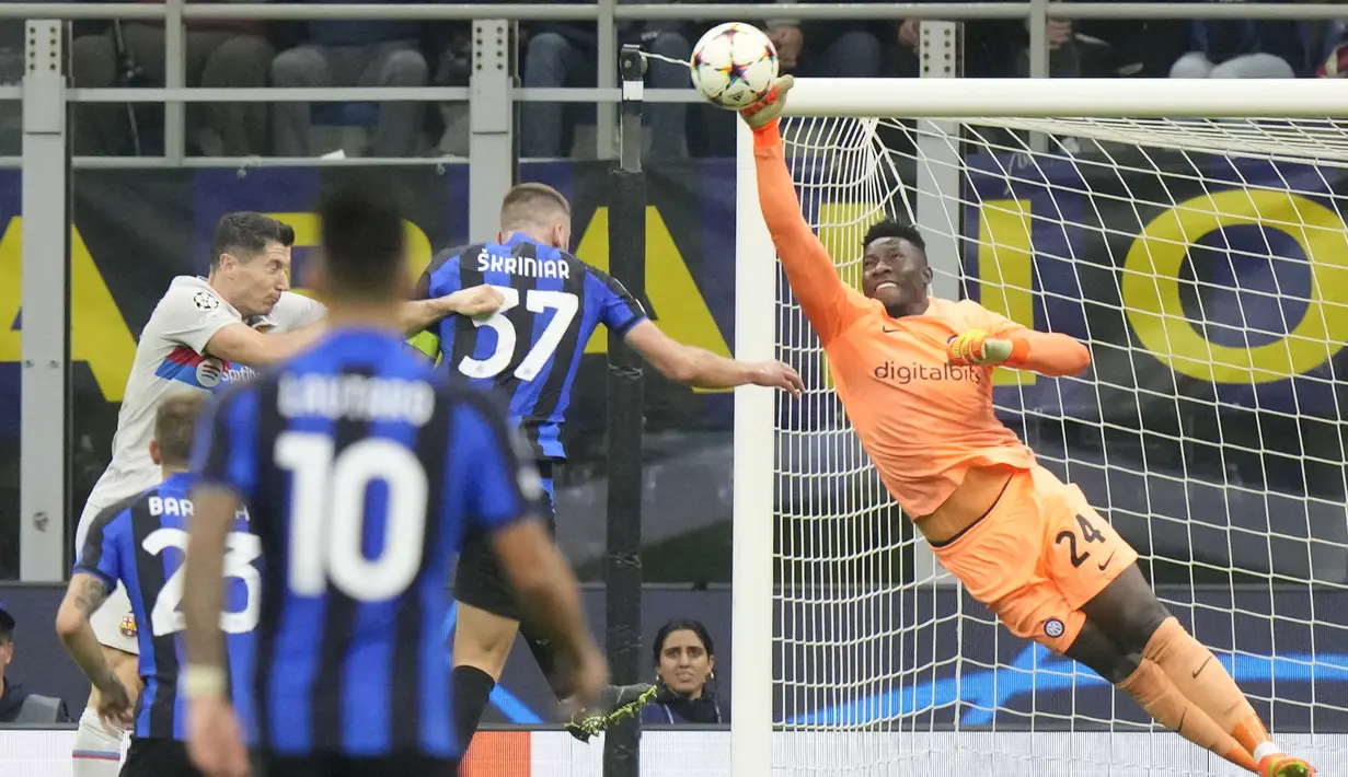 Pertahanan blok rendah Inter membuat Barcelona yang dominan dengan bola jadi kesulitan menyerang. (AP/Luca Bruno)